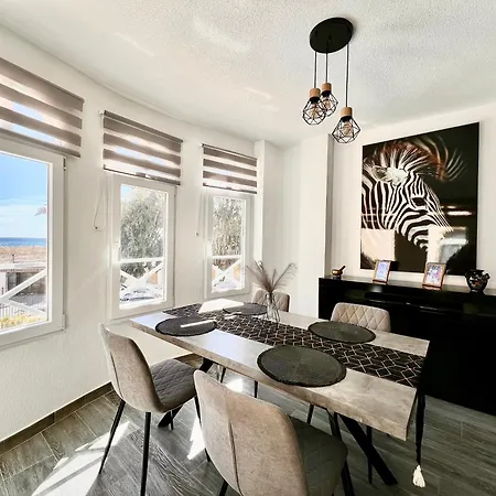 De Lujo Con Piscina Y Vistas Al Mar En Торевьиа